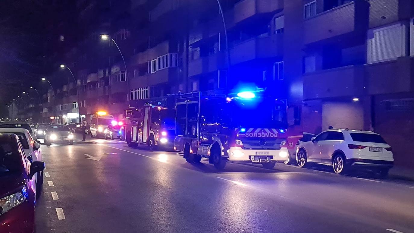 El fuego en una vivienda en el Paseo de Salamanca obligaba a intervenir a los bomberos de León. 