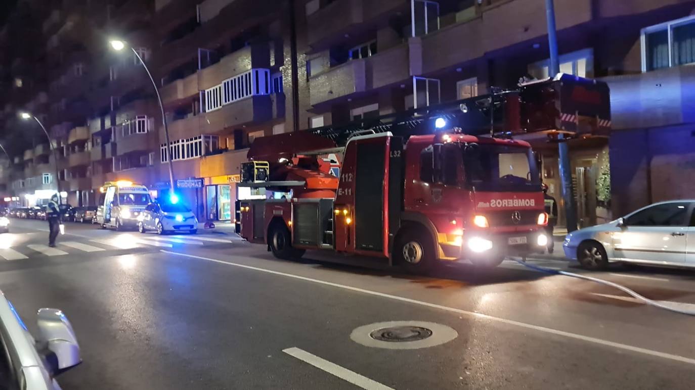 El fuego en una vivienda en el Paseo de Salamanca obligaba a intervenir a los bomberos de León. 