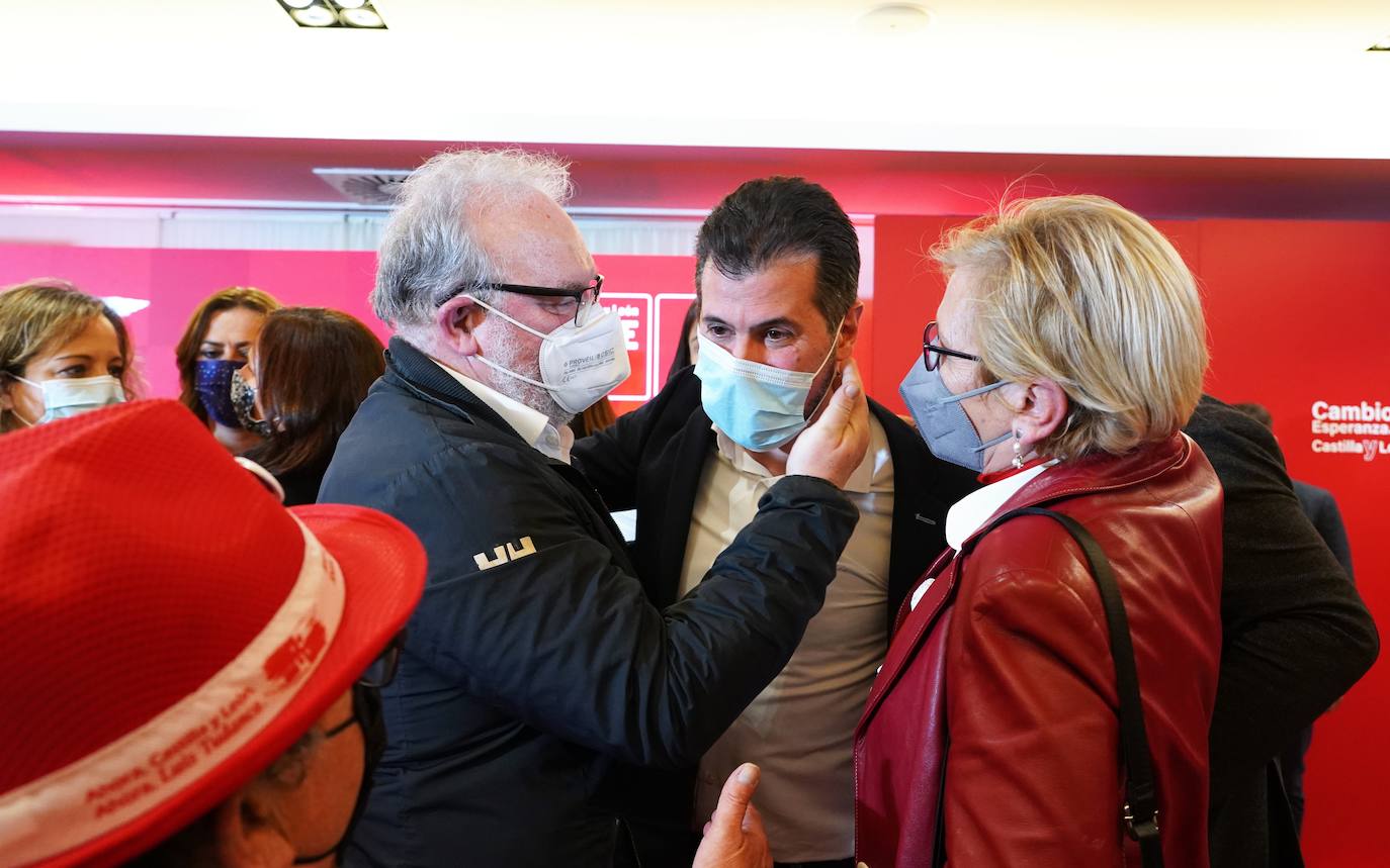 El candidato socialista a la Presidencia de la Junta junto a Virginia Barcones y Ana Sánchez tras conocer el resultado electoral.