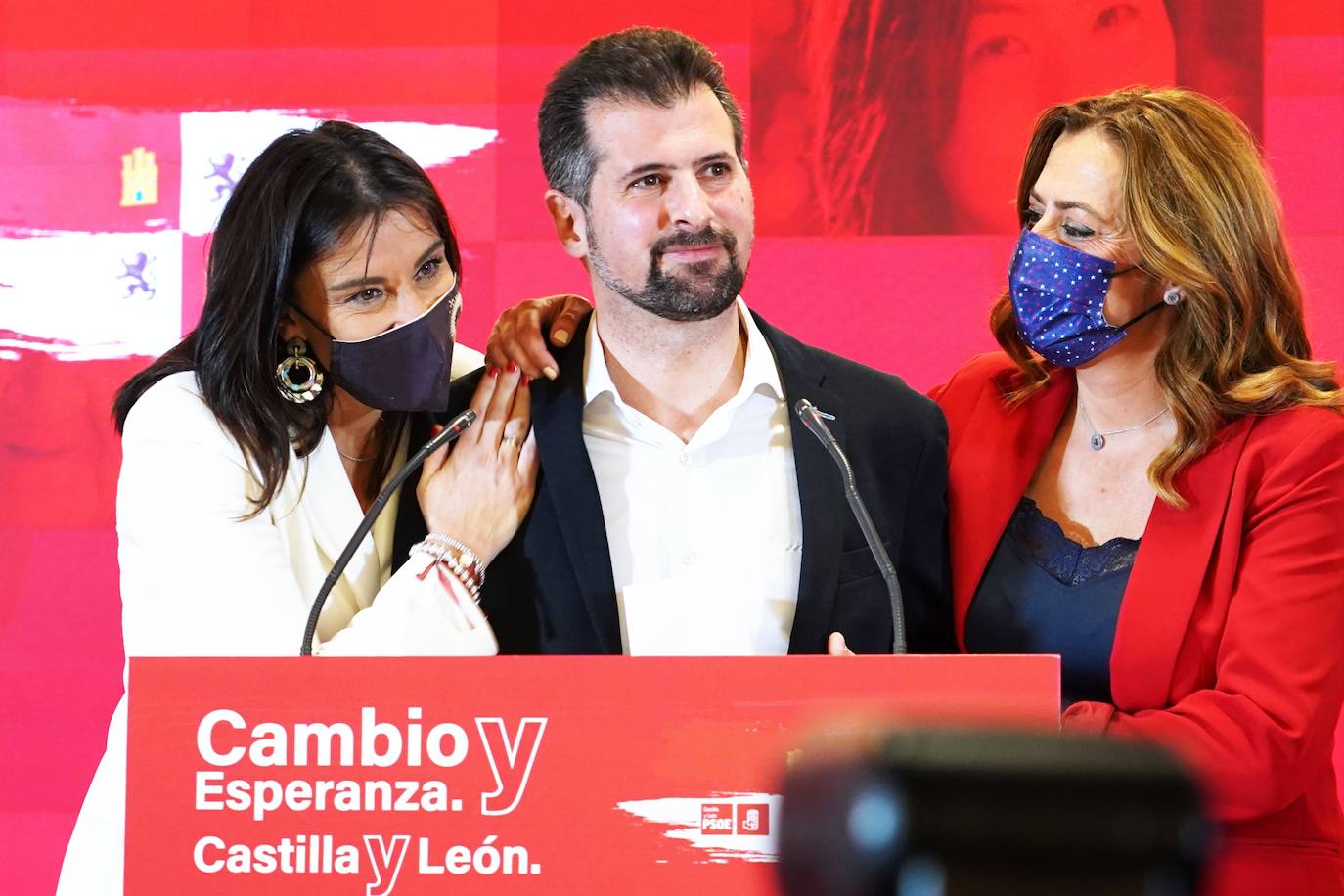 El candidato socialista a la Presidencia de la Junta junto a Virginia Barcones y Ana Sánchez tras conocer el resultado electoral.