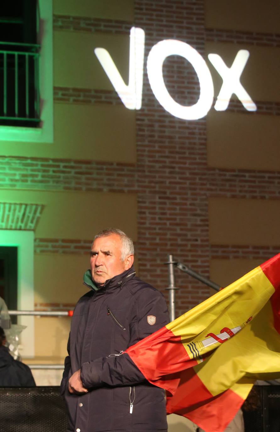 El cabeza de lista de Vox a las Cortes de Castilla y León por Valladolid, Juan García Gallardo, y el presidente de Vox, Santiago Abascal, ya conocerse el resultado de las elecciones a las Cortes de Castilla y León. 