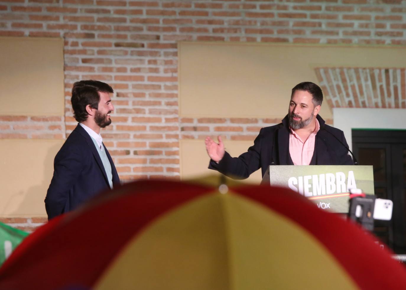 El cabeza de lista de Vox a las Cortes de Castilla y León por Valladolid, Juan García Gallardo, y el presidente de Vox, Santiago Abascal, ya conocerse el resultado de las elecciones a las Cortes de Castilla y León. 