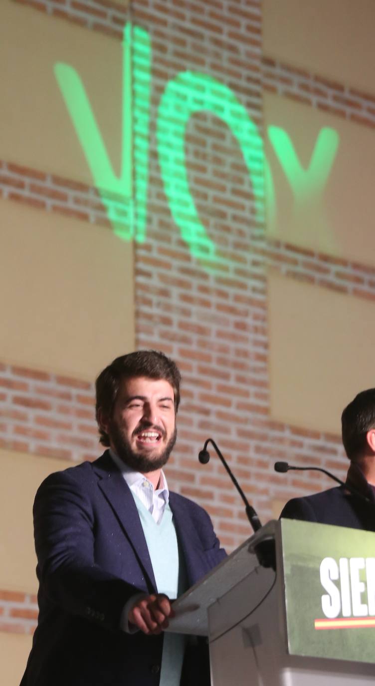 El cabeza de lista de Vox a las Cortes de Castilla y León por Valladolid, Juan García Gallardo, y el presidente de Vox, Santiago Abascal, ya conocerse el resultado de las elecciones a las Cortes de Castilla y León. 