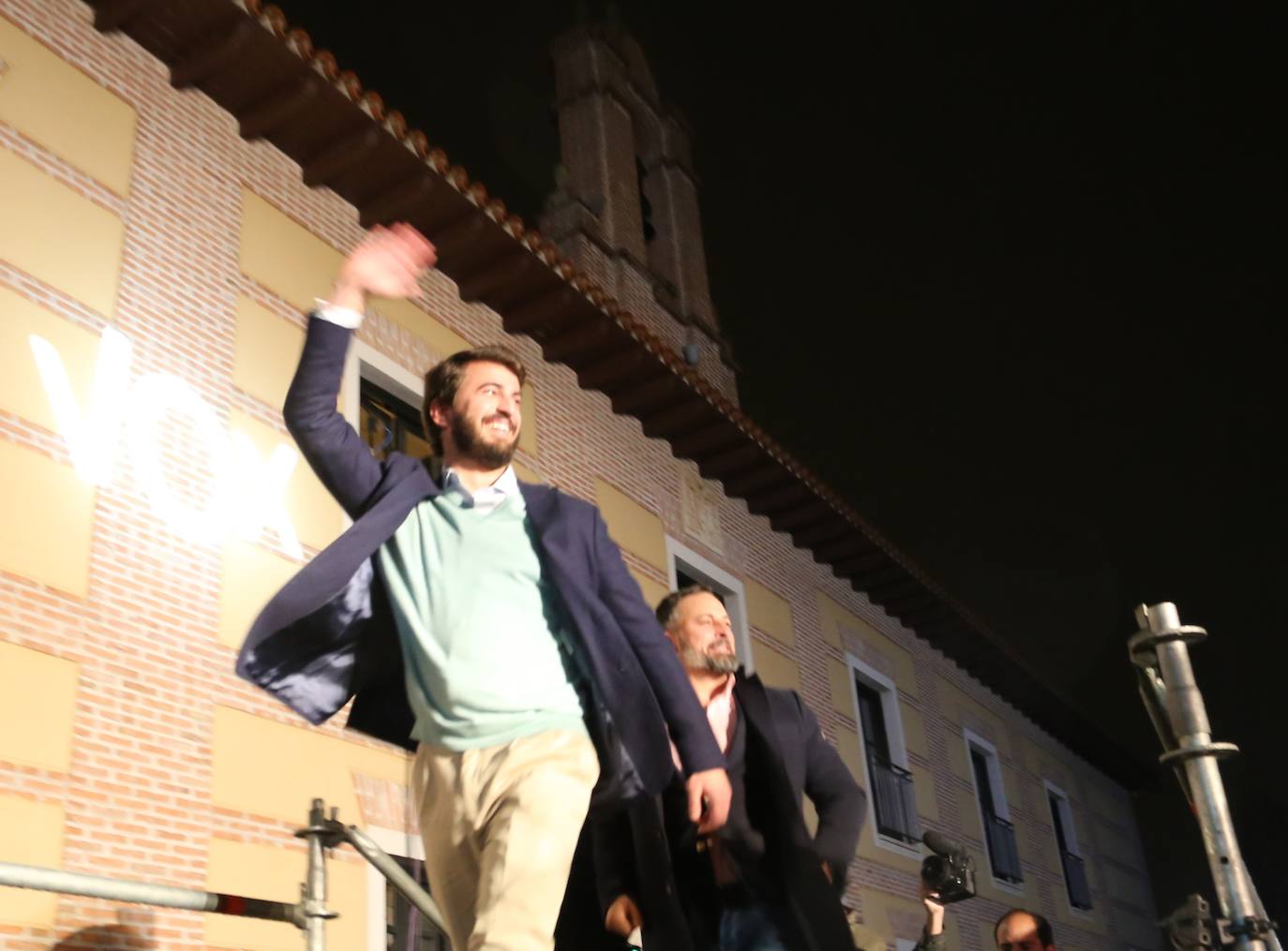 El cabeza de lista de Vox a las Cortes de Castilla y León por Valladolid, Juan García Gallardo, y el presidente de Vox, Santiago Abascal, ya conocerse el resultado de las elecciones a las Cortes de Castilla y León. 