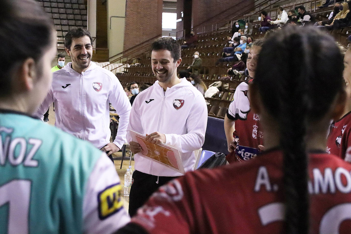 Las leonesas se imponen al Gijón y recuperan confianza en el Palacio de los Deportes.