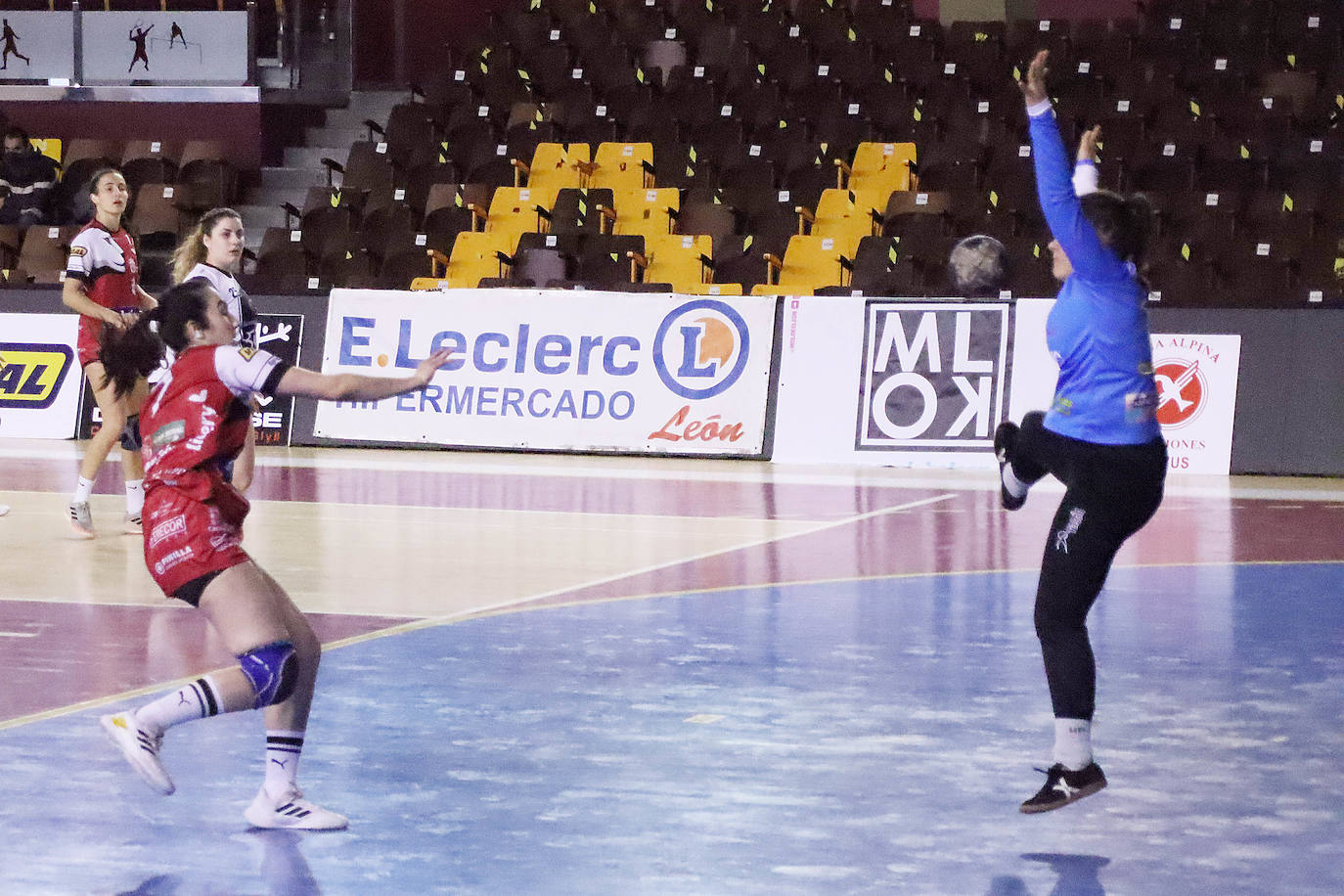 Las leonesas se imponen al Gijón y recuperan confianza en el Palacio de los Deportes.