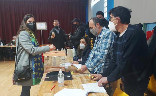 Nuria Rubio ejerce su derecho al voto en el CEIP Luis Vives de León capital.