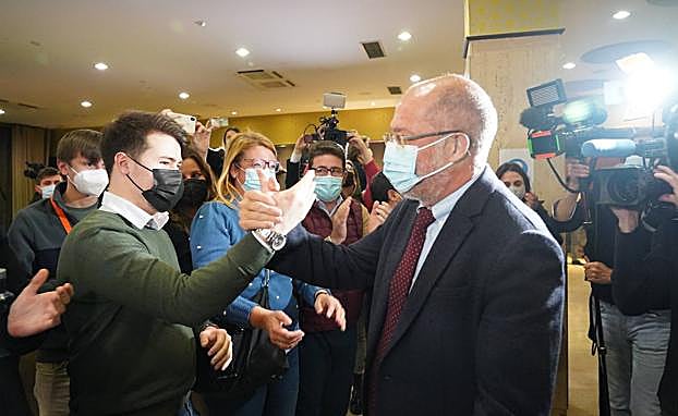 Galería. Igea saluda a miembros del partido.