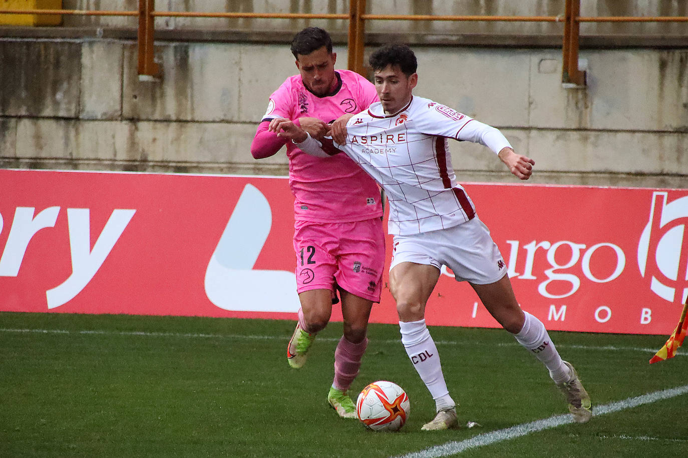 El conjunto leonés pierde ante los salmantinos con un solitario gol de Jesús de Miguel.