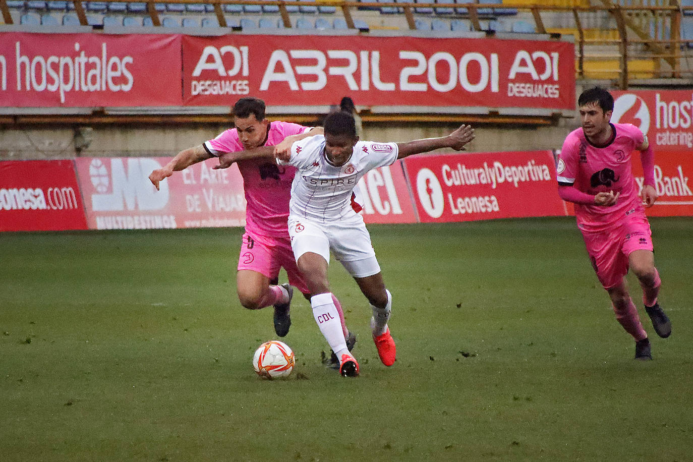 El conjunto leonés pierde ante los salmantinos con un solitario gol de Jesús de Miguel.