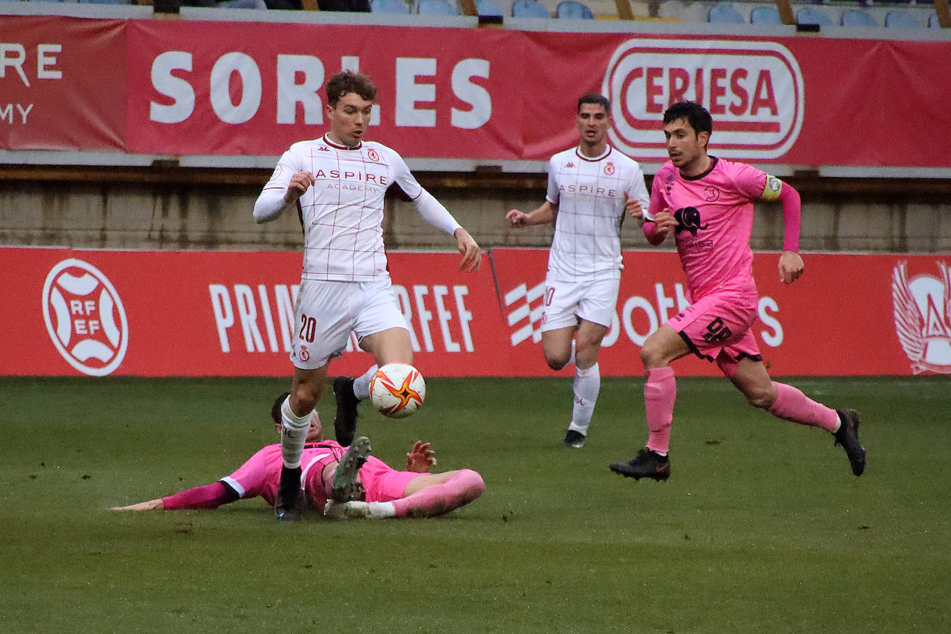 El conjunto leonés pierde ante los salmantinos con un solitario gol de Jesús de Miguel.