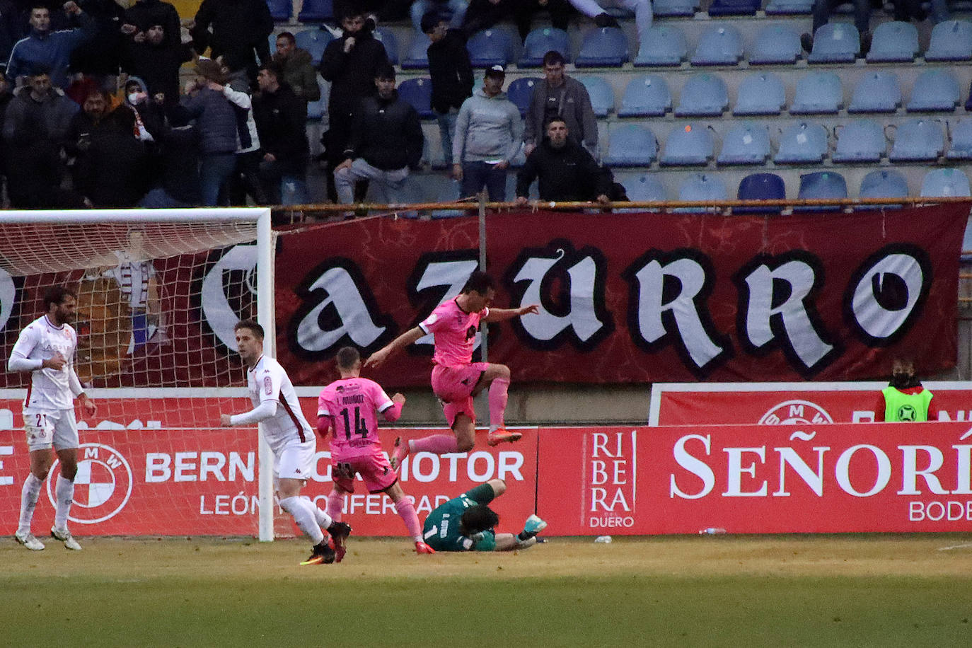 El conjunto leonés pierde ante los salmantinos con un solitario gol de Jesús de Miguel.