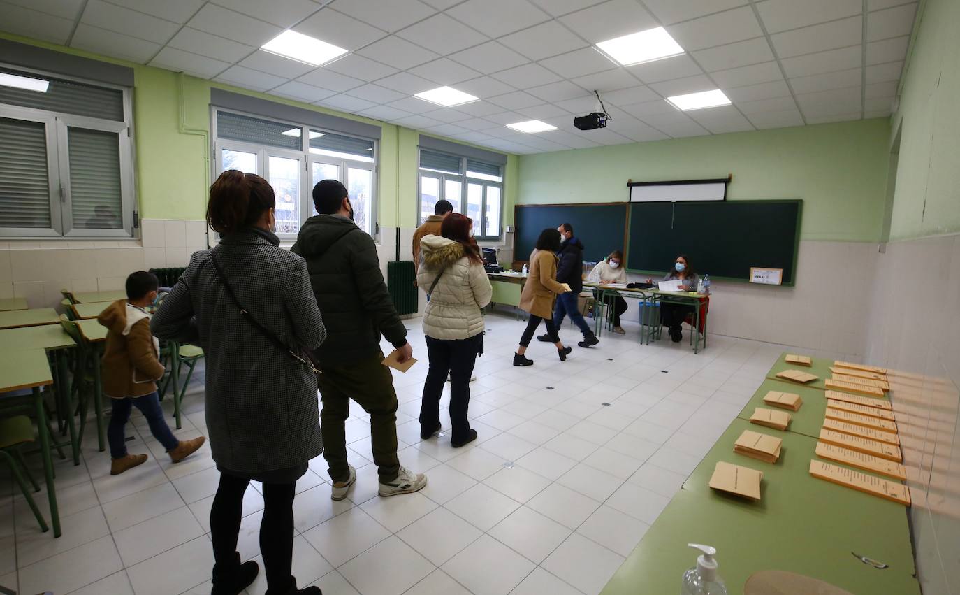 Miles de leoneses y ponferradinos ejercen su derecho a voto.