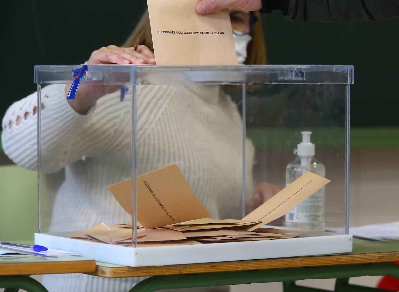 Miles de leoneses y ponferradinos ejercen su derecho a voto.