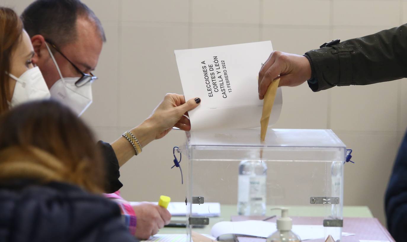 Un votante deposita su papeleta en un colegio electoral de Ponferrada.