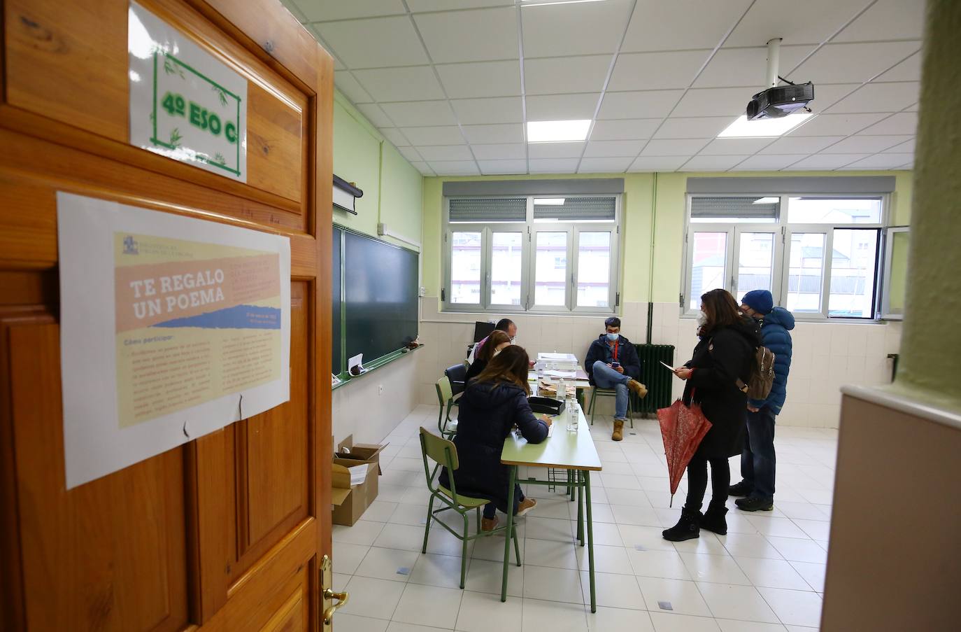 Miles de leoneses y ponferradinos ejercen su derecho a voto.