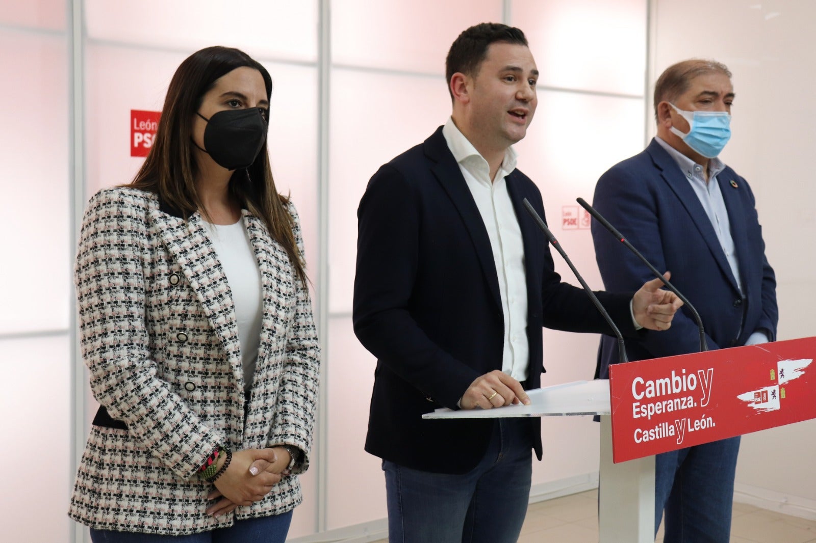 Noche electoral en el PSOE de León. En la imagen (IaD) el número cuatro, Diego Moreno; la cabeza de lista, Nuria Rubio; el secretario provincial del partido, Javier Alfonso Cendón y el secretario provincial de Política Municipal del PSOE, José Pellitero.