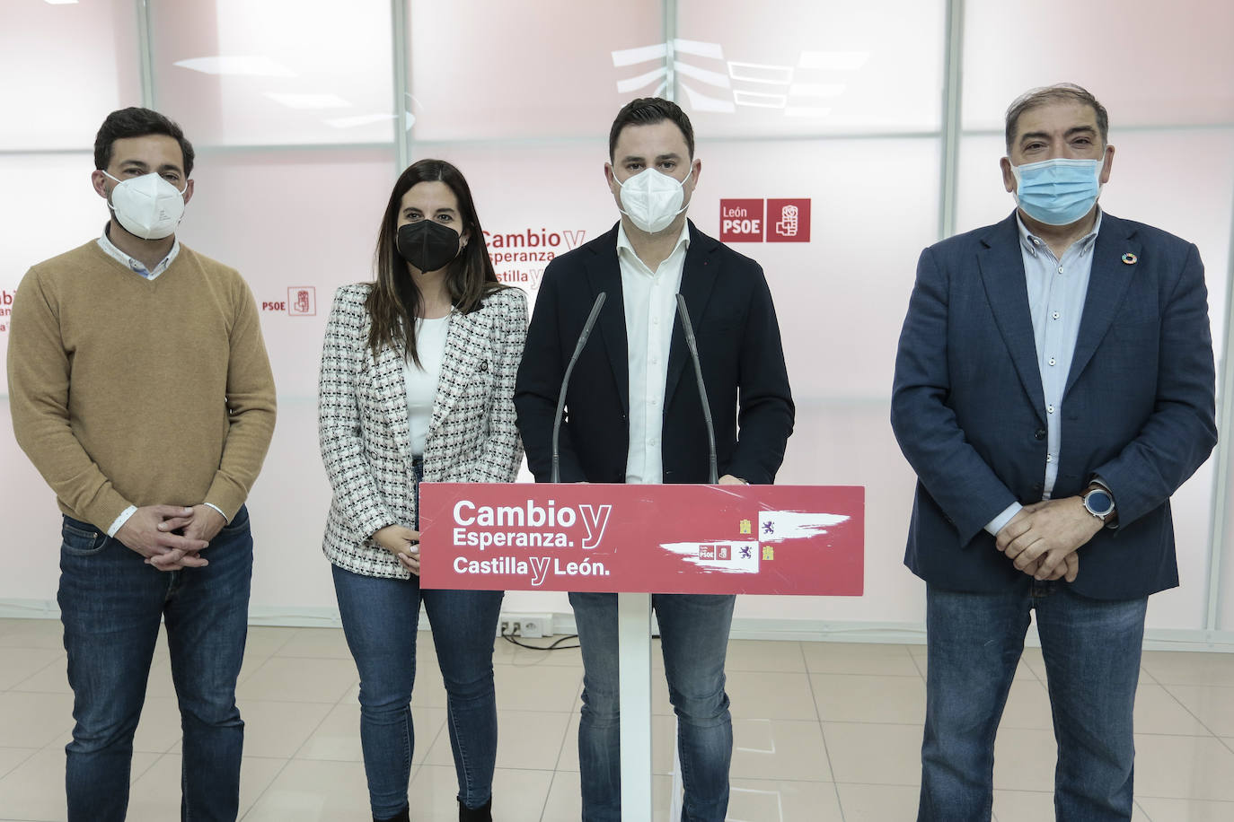 Noche electoral en el PSOE de León. En la imagen (IaD) el número cuatro, Diego Moreno; la cabeza de lista, Nuria Rubio; el secretario provincial del partido, Javier Alfonso Cendón y el secretario provincial de Política Municipal del PSOE, José Pellitero.