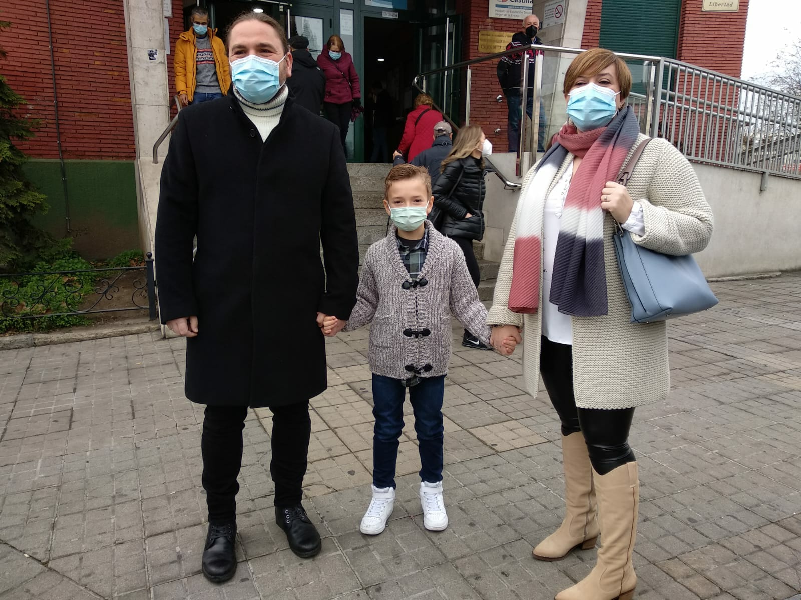 El candidato de CB-EBX, Raúl Rodríguez Canca, ejerció su derecho al voto en el IES Virgen de la Encina de Ponferrada.