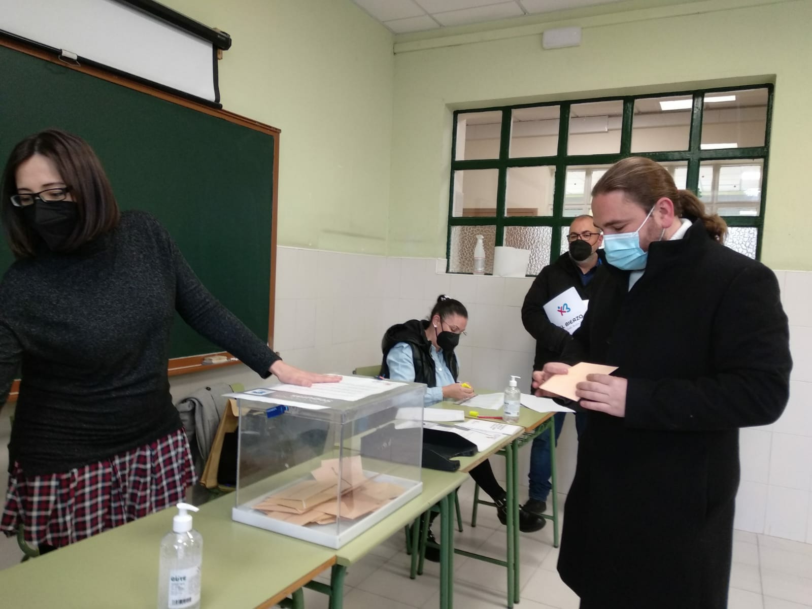 El candidato de CB-EBX, Raúl Rodríguez Canca, ejerció su derecho al voto en el IES Virgen de la Encina de Ponferrada.