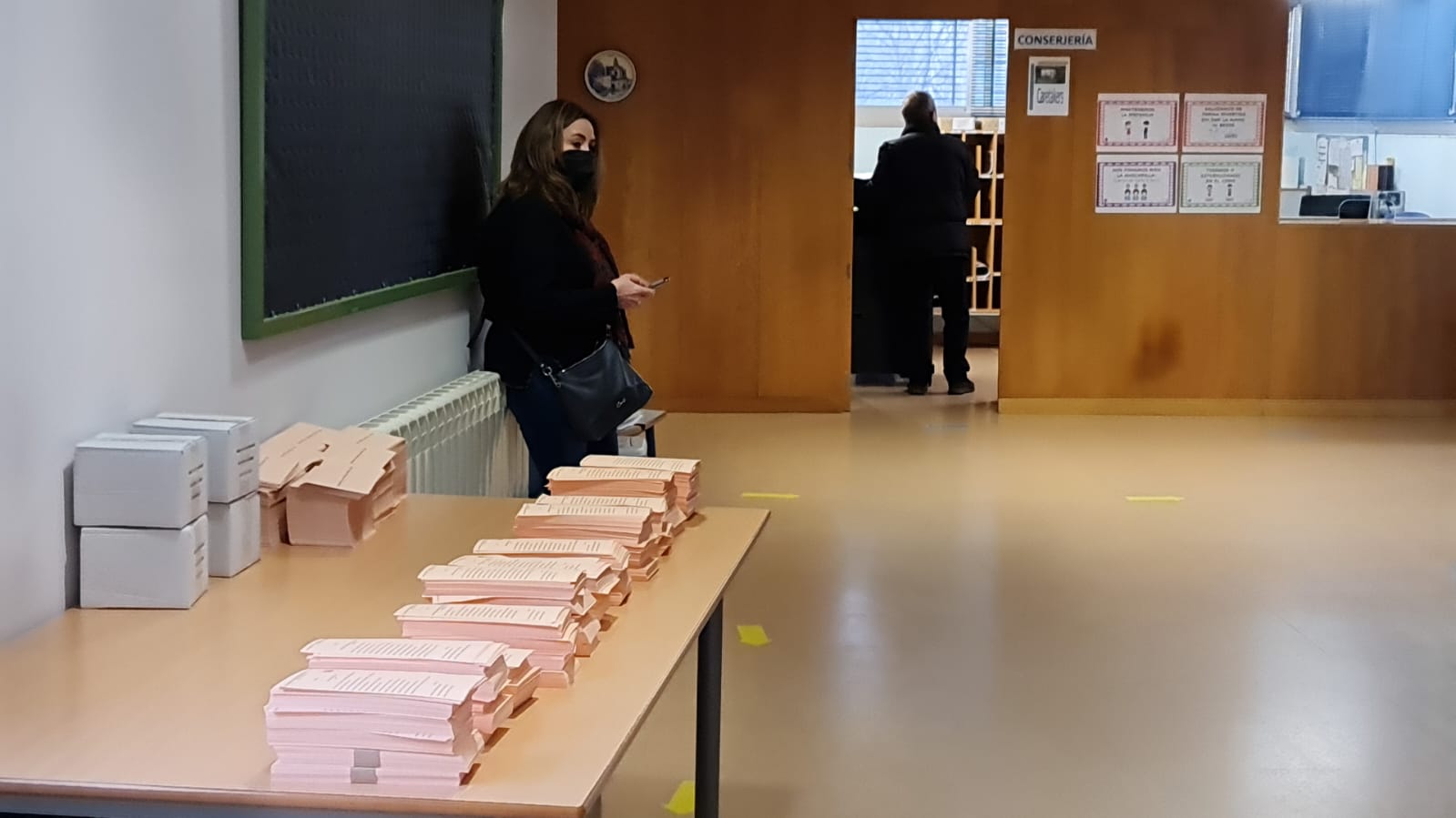 Los colegios abren sus puertas para que los ciudadanos ejerzan su derecho al voto durante todo el día.