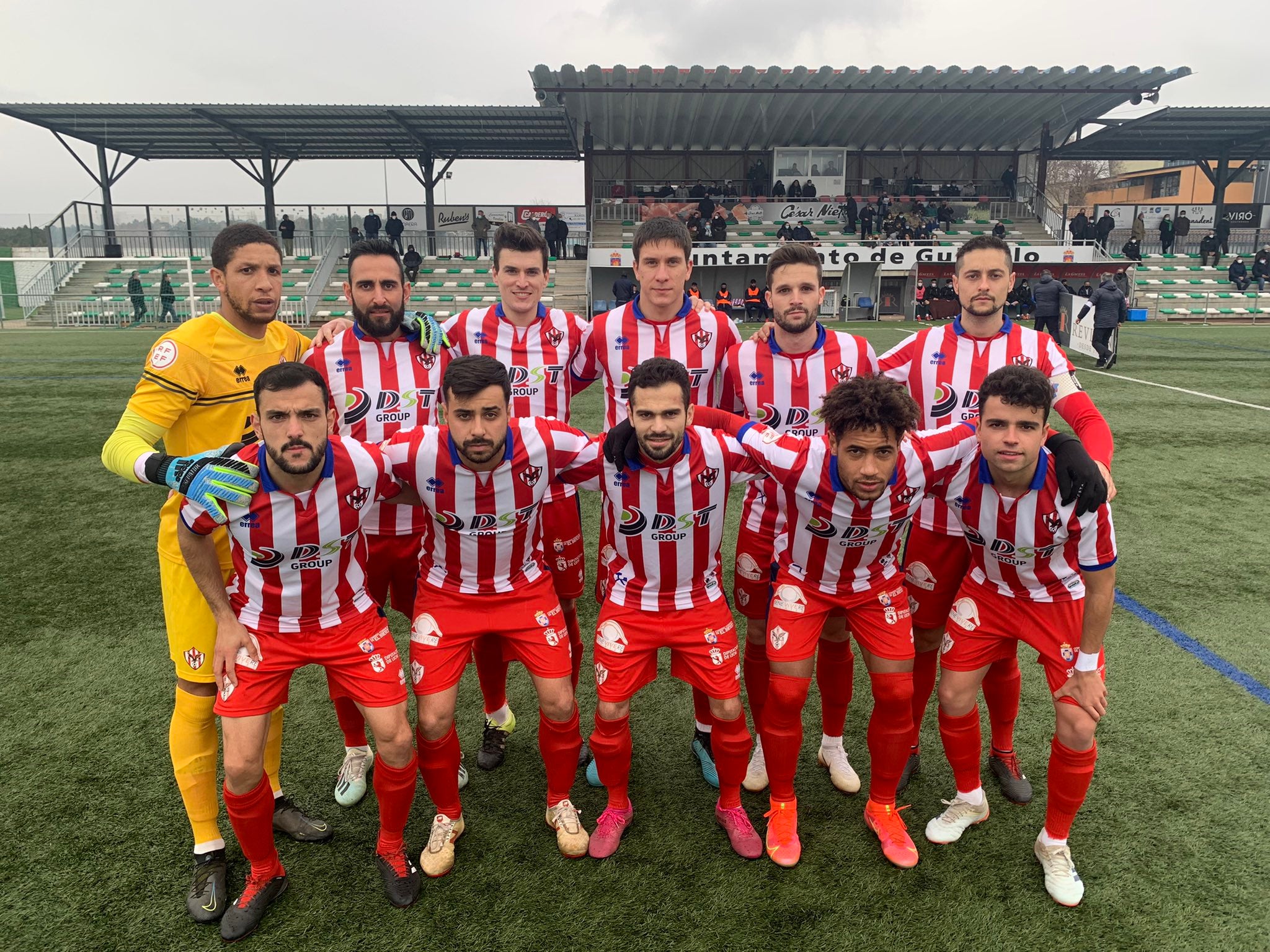 El Atlético Bembibre, en formación en Guijuelo. 