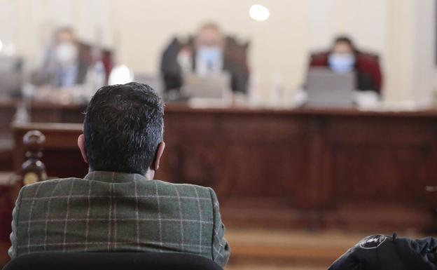 El acusado esperando su turno de palabra en el juicio.