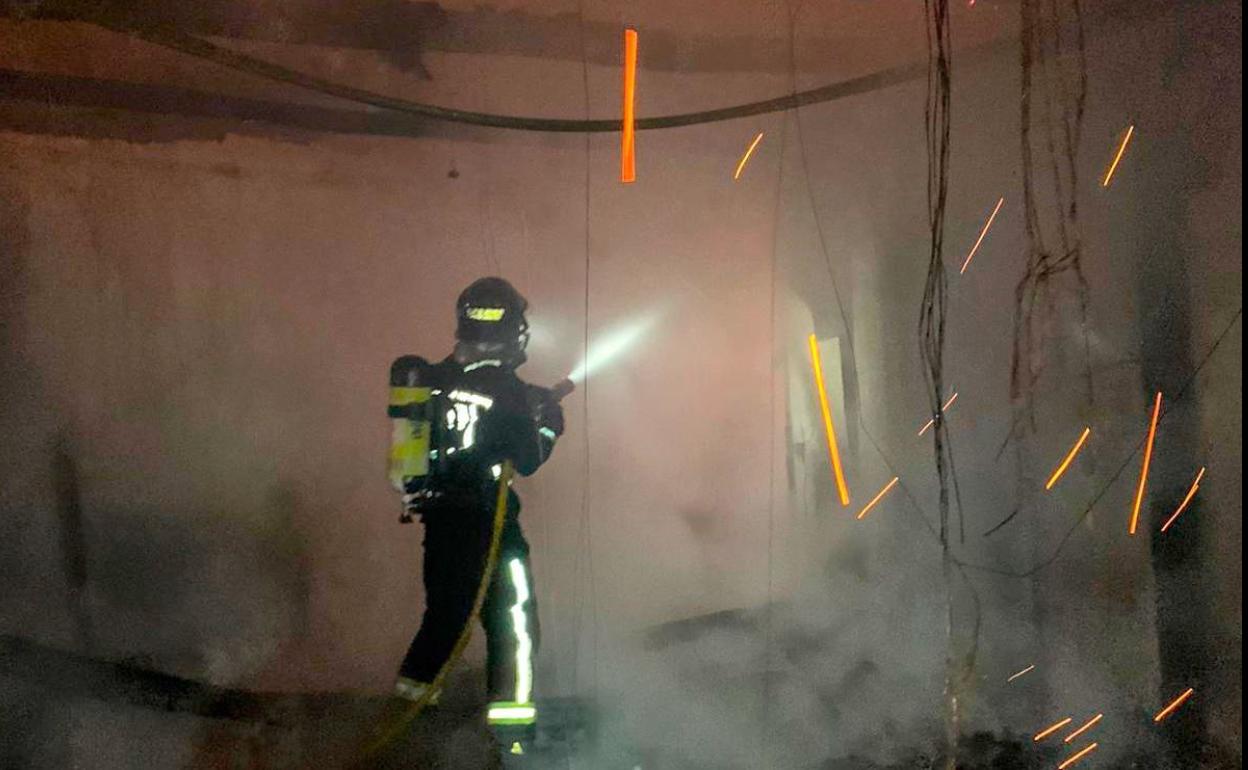 Efectivos de Bomberos León durante la intervención realizada de madrugada. 