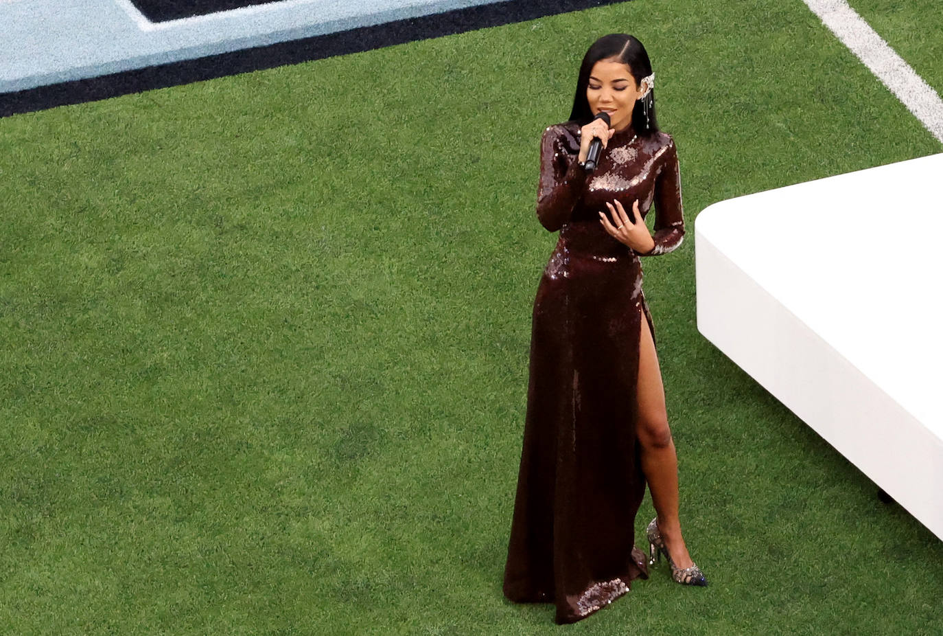 Jhene Aiko interpreta ‘America the beautiful’ antes del inicio de la Super Bowl LVI. 