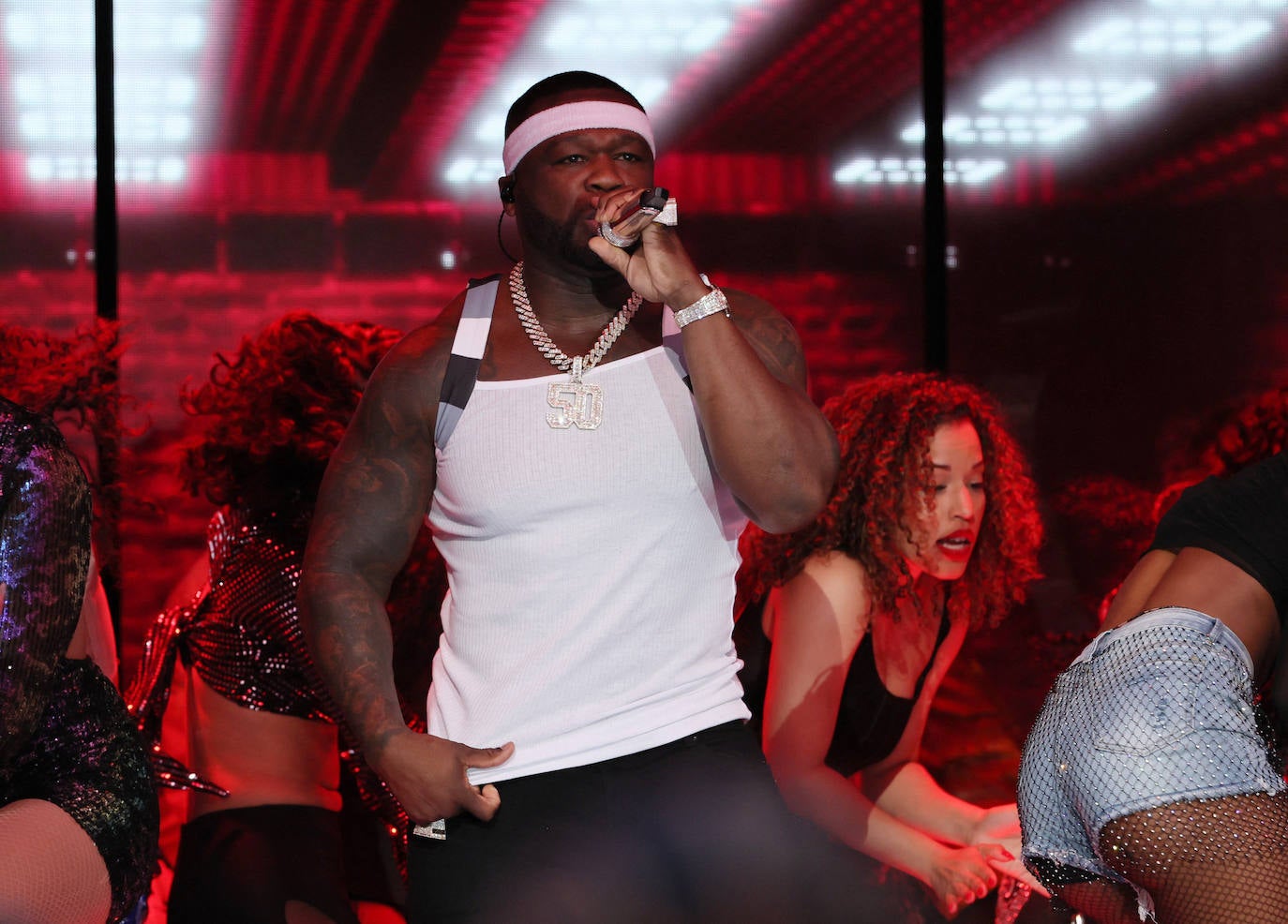 50 Cent actúa en el descanso de la Super Bowl LVI. 