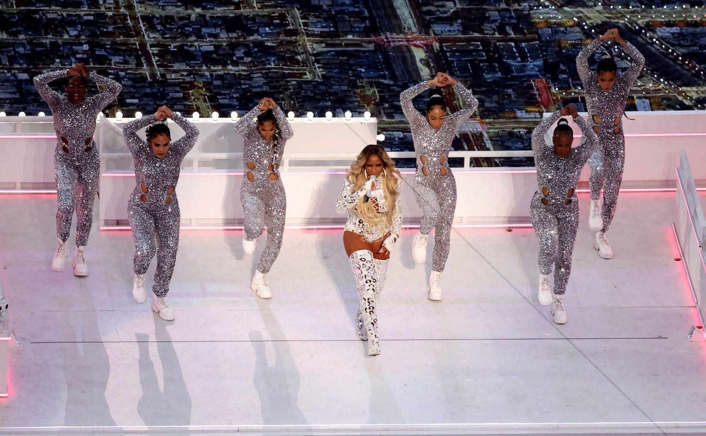 Mary J. Blige actúa en el descanso de la Super Bowl LVI. 