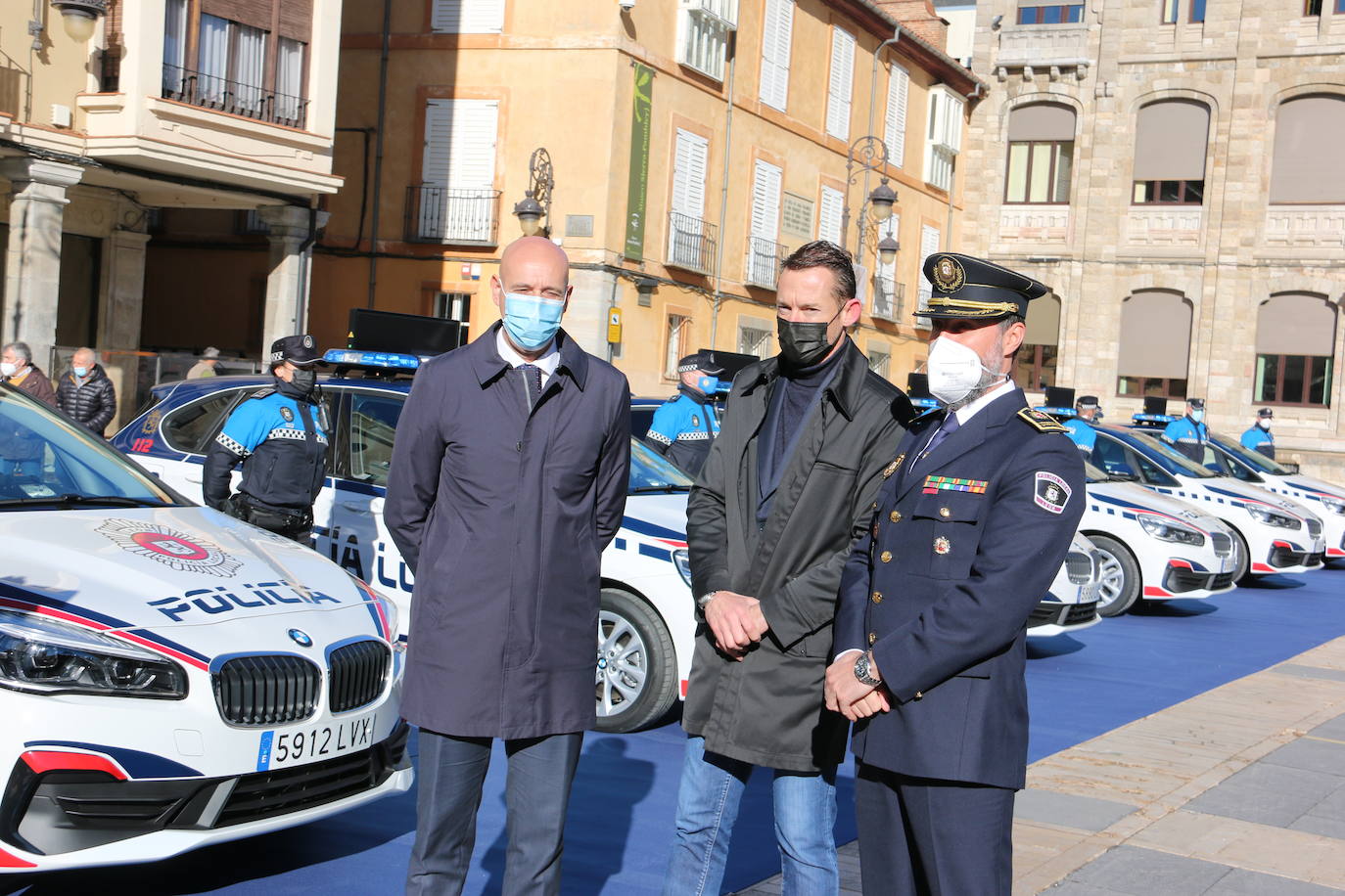 Con una inversión de 875.000 euros, el alcalde de León ha presentado los nuevos vehículos que incorporan sistemas como advertencia y frenado de emergencia | Cinco de ellos cuentan con kit de detenidos.