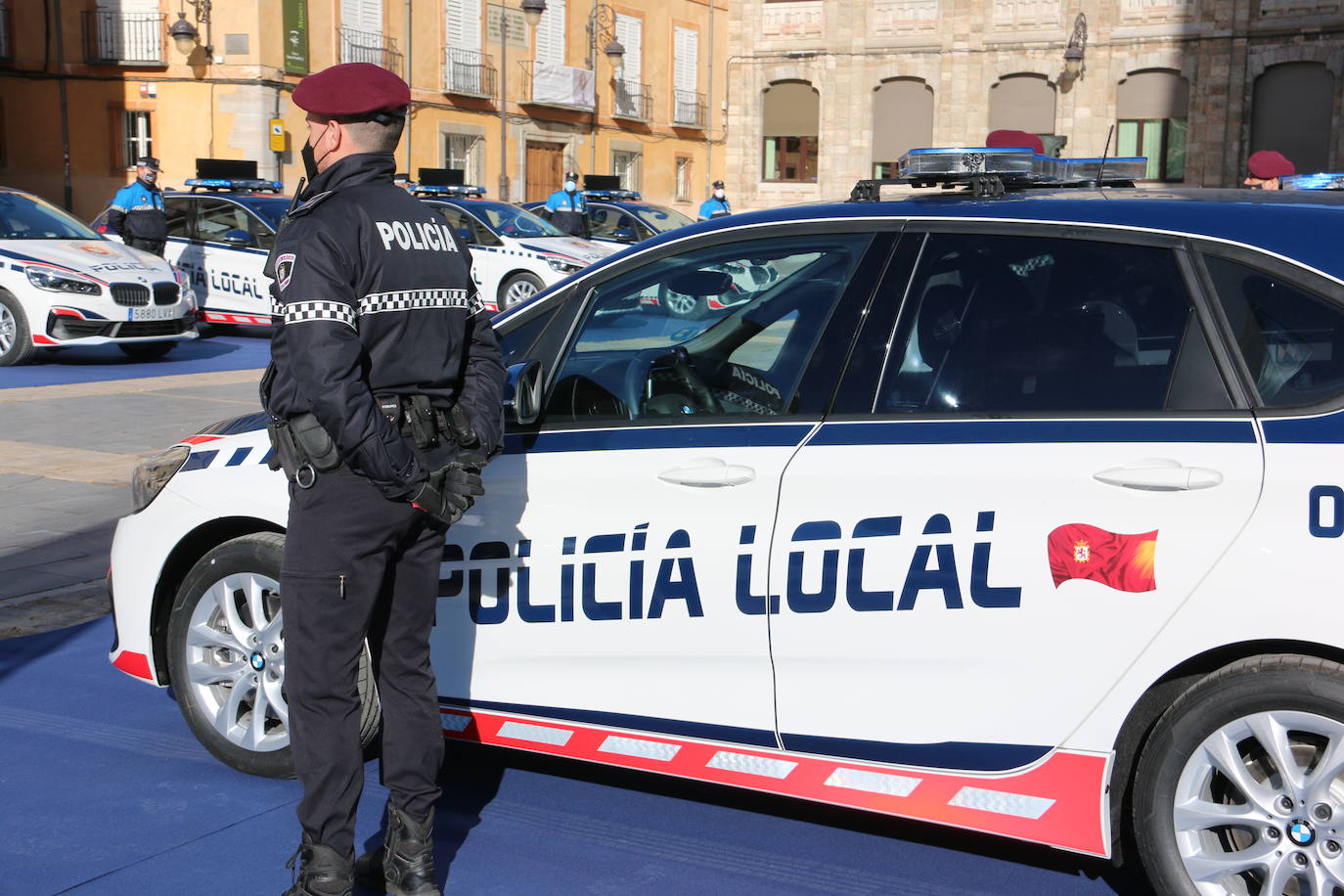 Con una inversión de 875.000 euros, el alcalde de León ha presentado los nuevos vehículos que incorporan sistemas como advertencia y frenado de emergencia | Cinco de ellos cuentan con kit de detenidos.