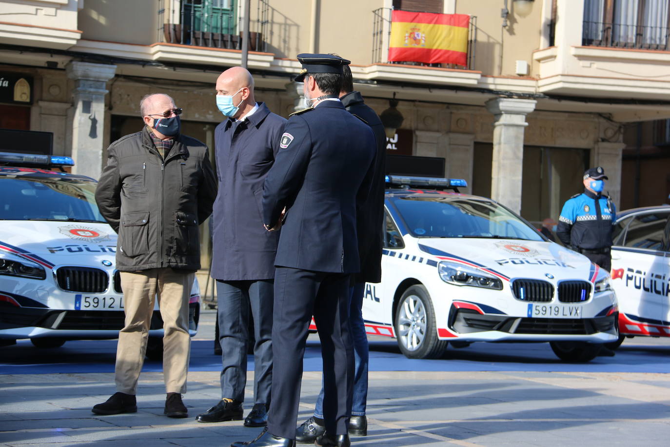 Con una inversión de 875.000 euros, el alcalde de León ha presentado los nuevos vehículos que incorporan sistemas como advertencia y frenado de emergencia | Cinco de ellos cuentan con kit de detenidos.