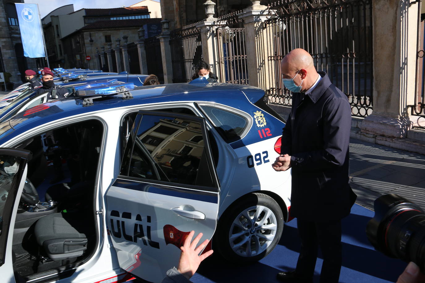 Con una inversión de 875.000 euros, el alcalde de León ha presentado los nuevos vehículos que incorporan sistemas como advertencia y frenado de emergencia | Cinco de ellos cuentan con kit de detenidos.