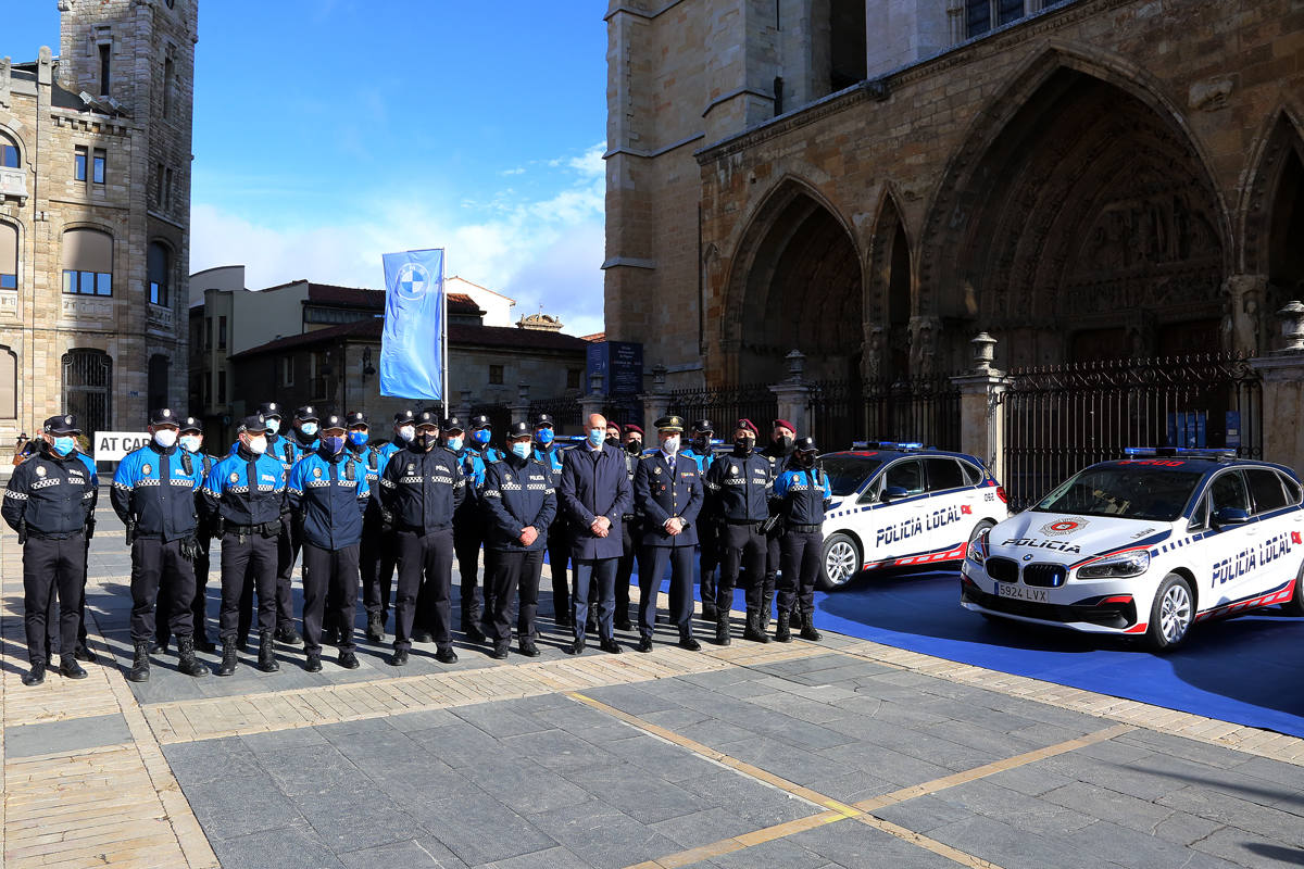 Con una inversión de 875.000 euros, el alcalde de León ha presentado los nuevos vehículos que incorporan sistemas como advertencia y frenado de emergencia | Cinco de ellos cuentan con kit de detenidos.