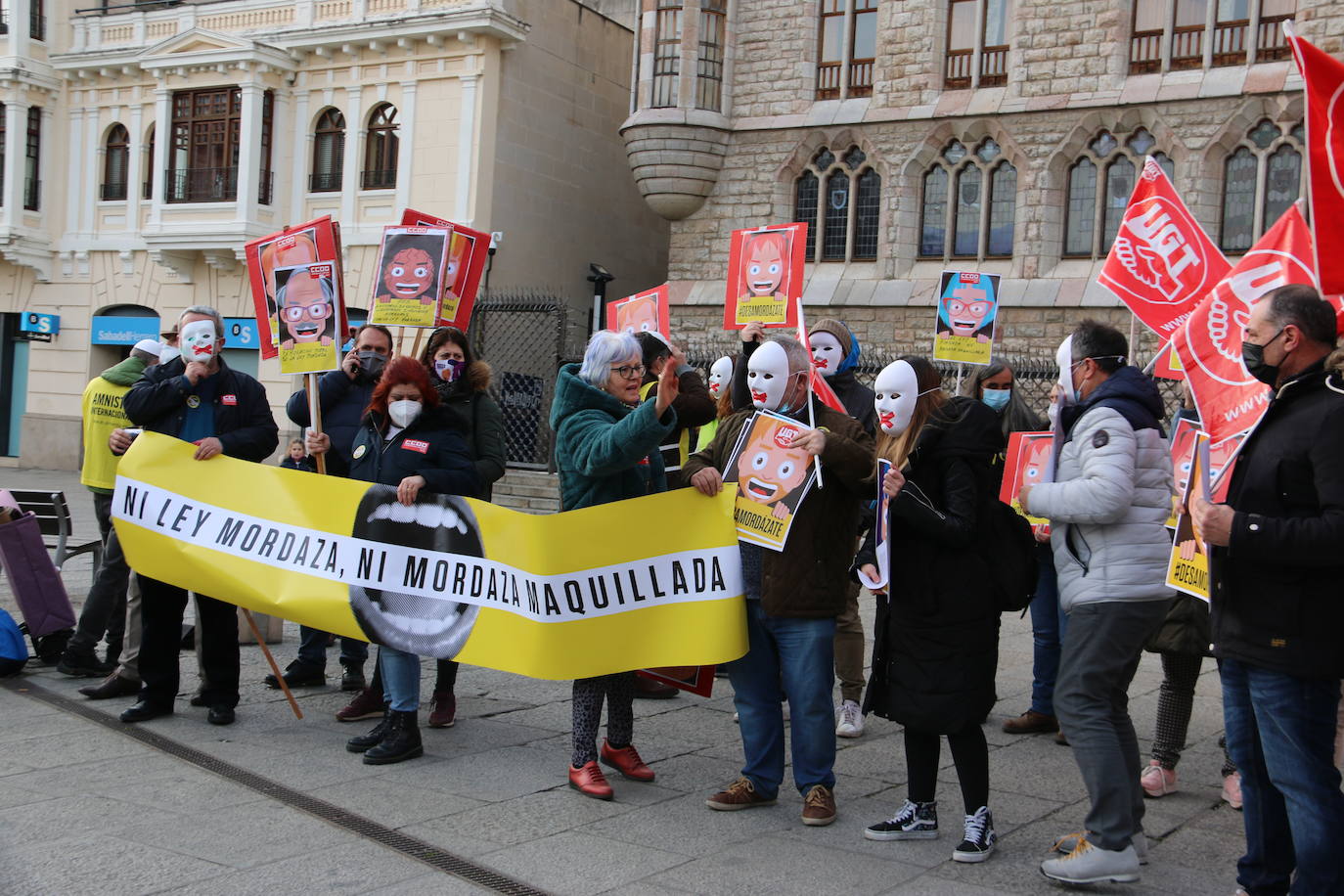 Convocados por Amistía Internacional, cerca de una treintena de personas se han concentrado frente a Botines para exigir al Gobierno de coalición una reforma que «termine con los aspectos más lesivos»de la Ley de Seguridad Ciudadana.