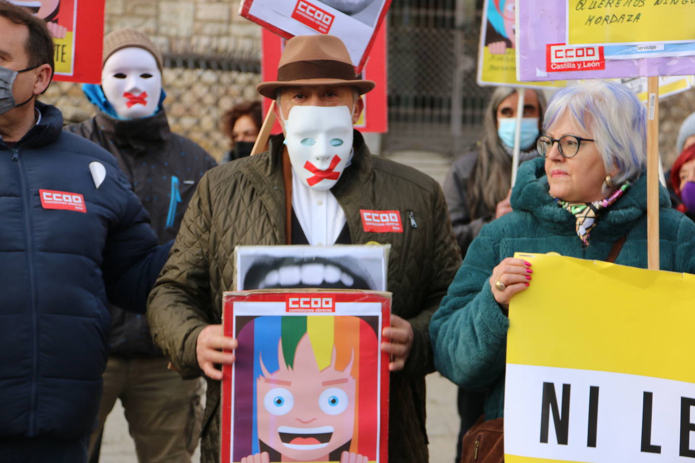 Convocados por Amistía Internacional, cerca de una treintena de personas se han concentrado frente a Botines para exigir al Gobierno de coalición una reforma que «termine con los aspectos más lesivos»de la Ley de Seguridad Ciudadana.