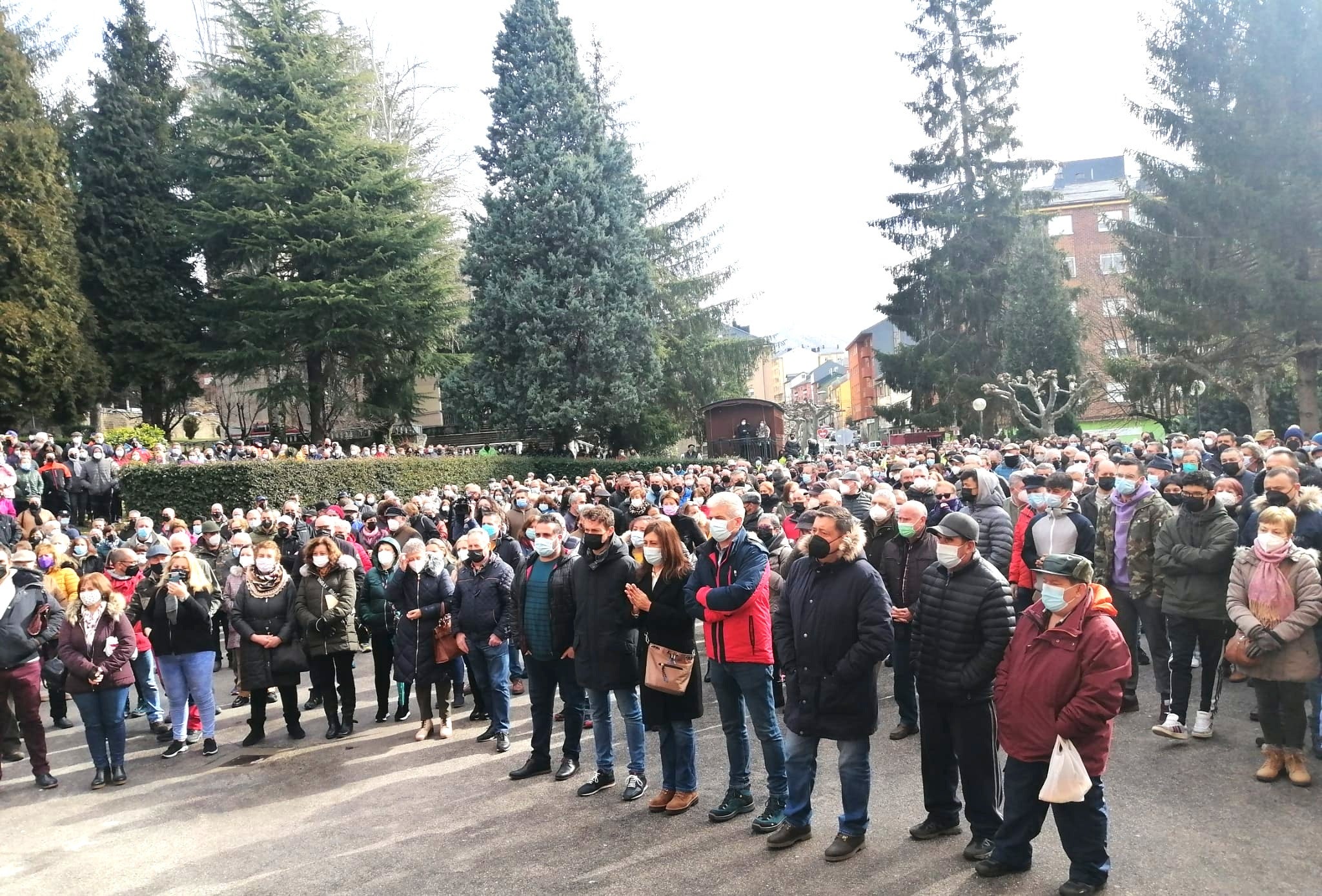 Un millar de personas exigen servicios esenciales en el Valle de Laciana