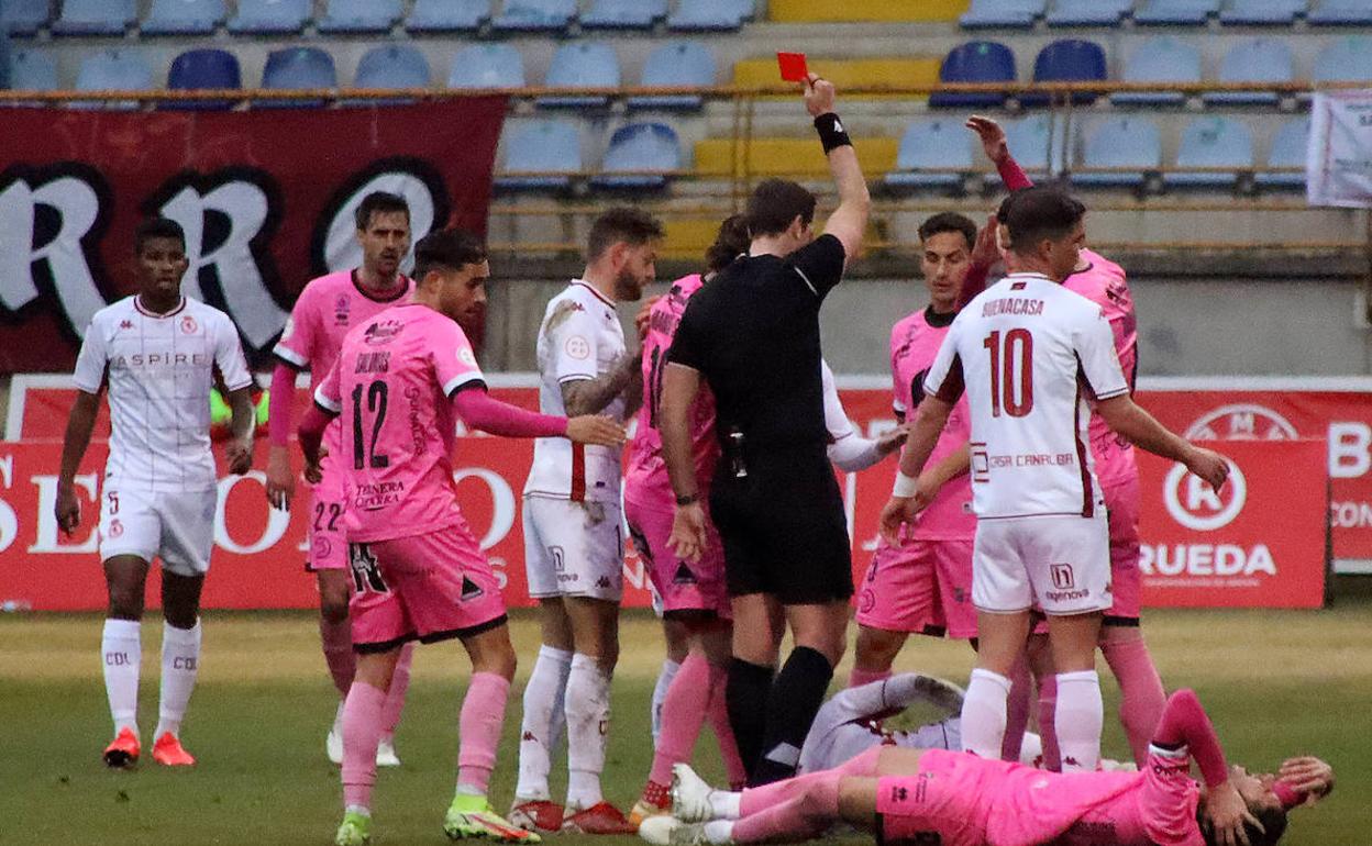 Instante en el que Alberola Rojas muestra la tarjeta roja a Aarón Piñán.