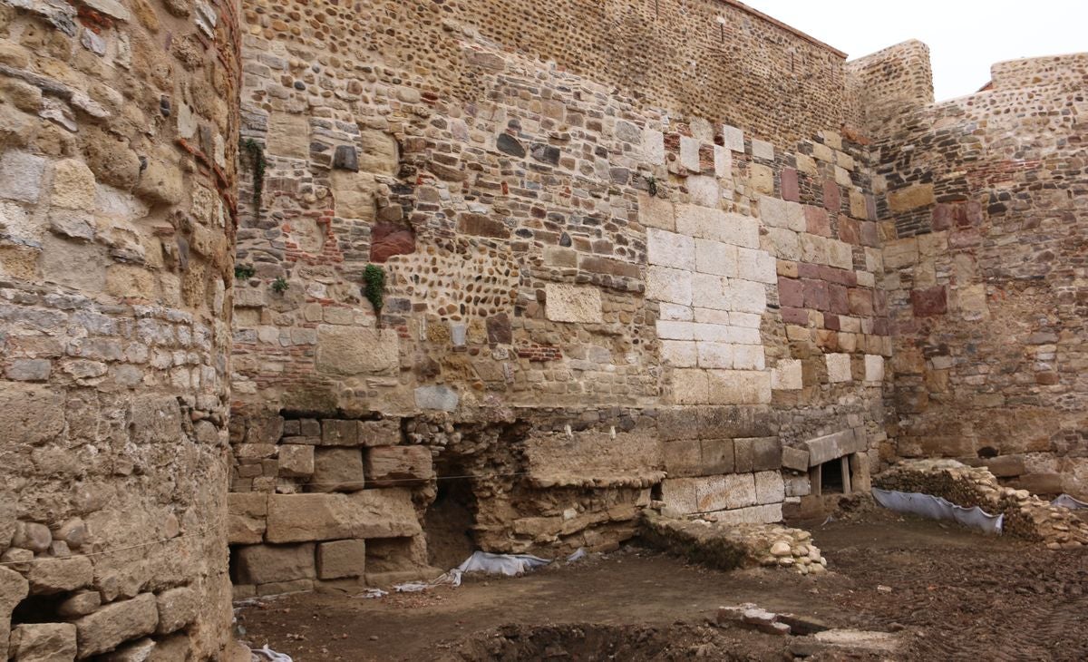 El alcalde de León, José Antonio Diez, visita las obras de urbanización del entorno de la Era del Moro con la previsión de que esté abierta al público en julio