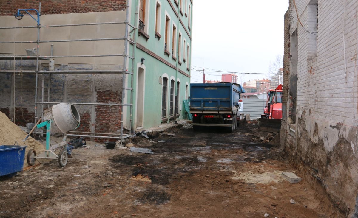 El alcalde de León, José Antonio Diez, visita las obras de urbanización del entorno de la Era del Moro con la previsión de que esté abierta al público en julio