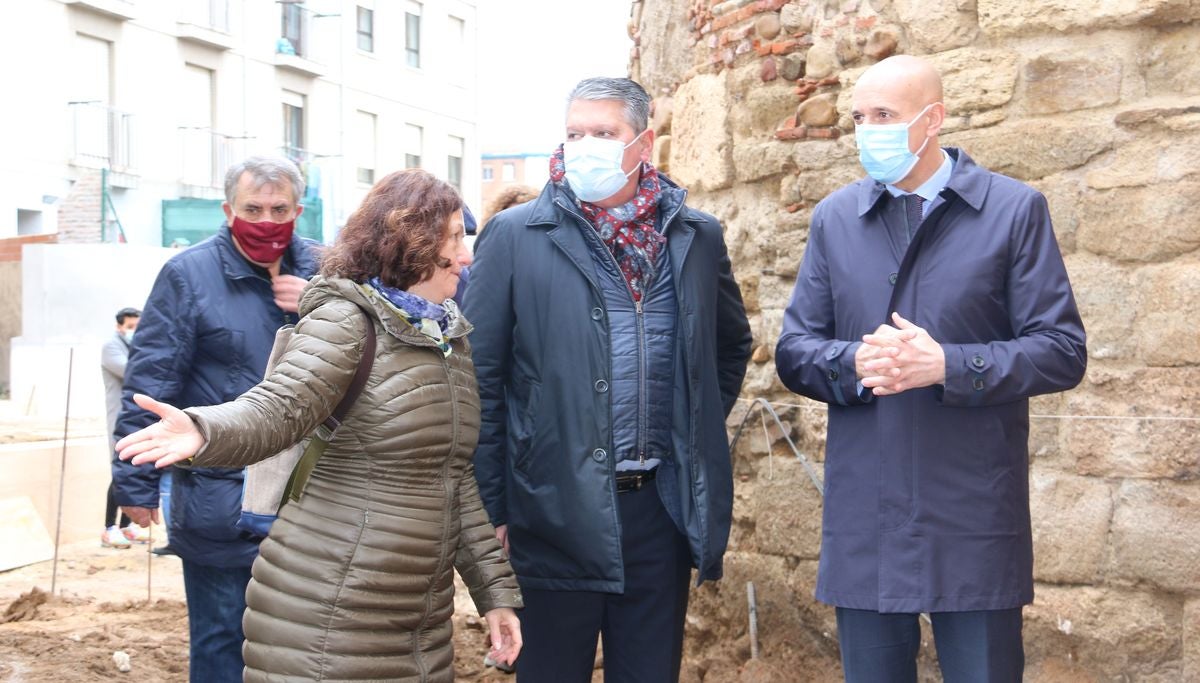 El alcalde de León, José Antonio Diez, visita las obras de urbanización del entorno de la Era del Moro con la previsión de que esté abierta al público en julio