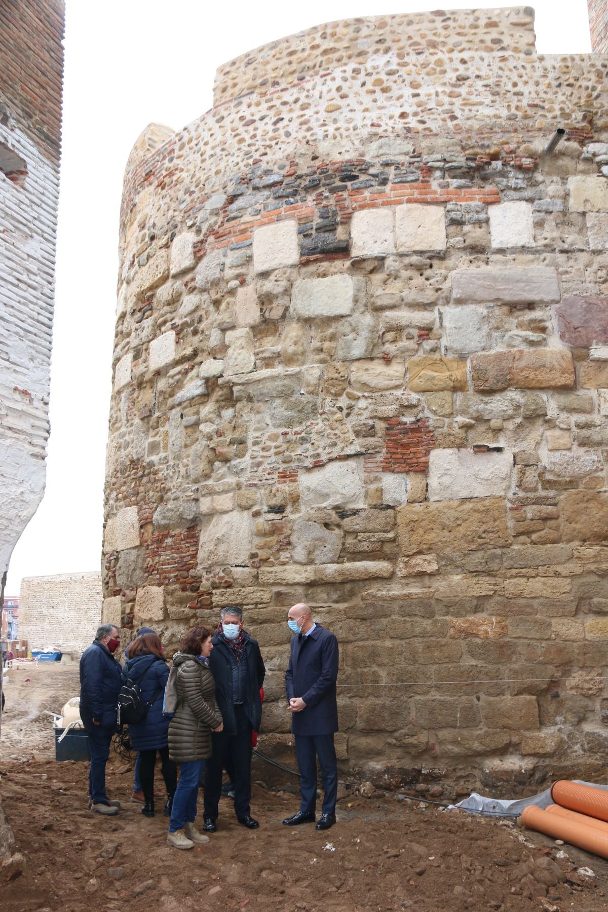 El alcalde de León, José Antonio Diez, visita las obras de urbanización del entorno de la Era del Moro con la previsión de que esté abierta al público en julio