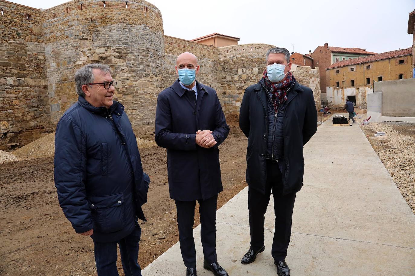 El alcalde de León, José Antonio Diez, visita las obras de urbanización del entorno de la Era del Moro con la previsión de que esté abierta al público en julio