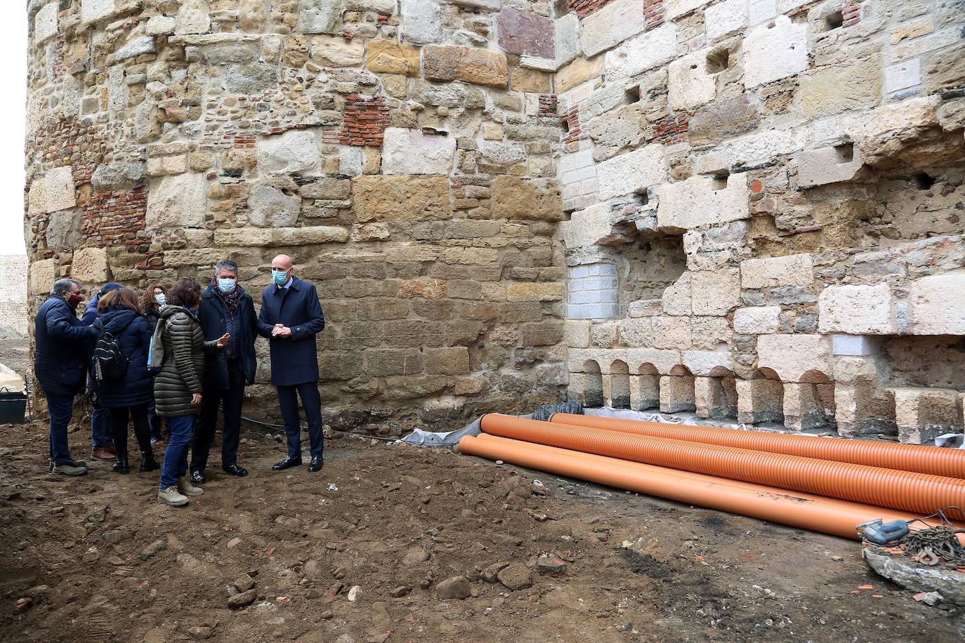 El alcalde de León, José Antonio Diez, visita las obras de urbanización del entorno de la Era del Moro con la previsión de que esté abierta al público en julio