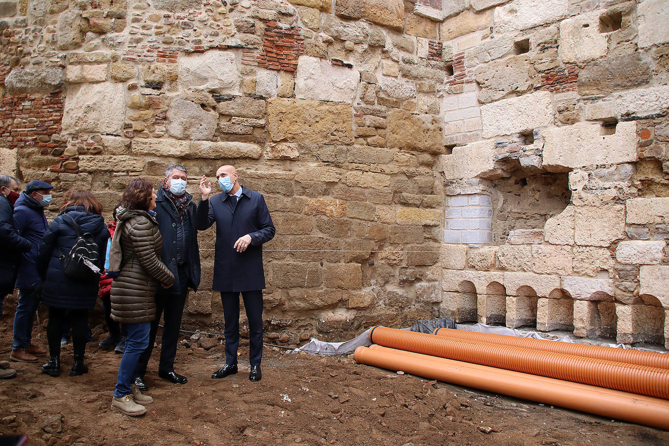 El alcalde de León, José Antonio Diez, visita las obras de urbanización del entorno de la Era del Moro con la previsión de que esté abierta al público en julio