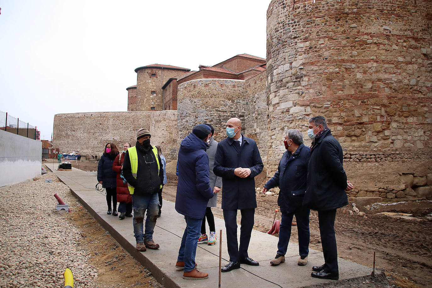 El alcalde de León, José Antonio Diez, visita las obras de urbanización del entorno de la Era del Moro con la previsión de que esté abierta al público en julio