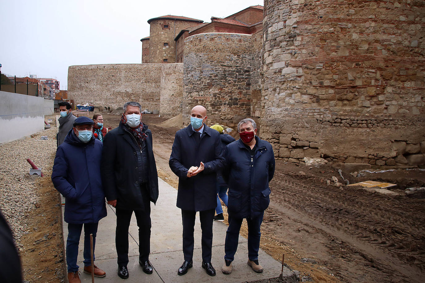 El alcalde de León, José Antonio Diez, visita las obras de urbanización del entorno de la Era del Moro con la previsión de que esté abierta al público en julio