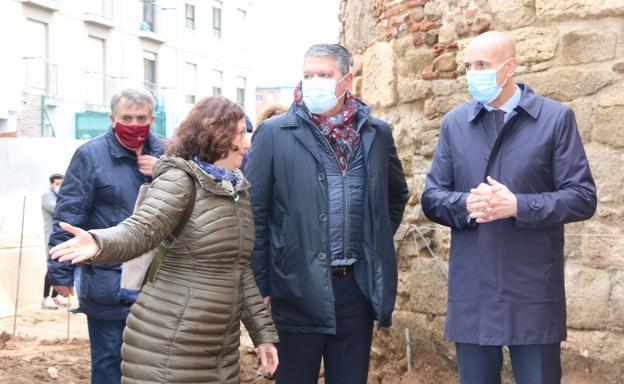 El alcalde de León, José Antonio Diez, junto al concejal de Urbanismo, Luis Miguel García Copete, en la visita a las obras de la urbanización de la Era del Moro.